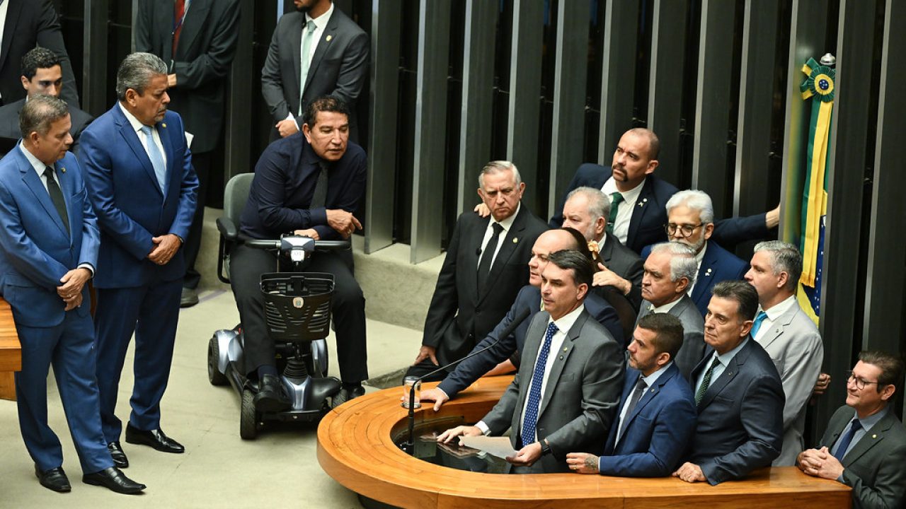 Multidão de eleitores nas ruas durante campanha presidencial