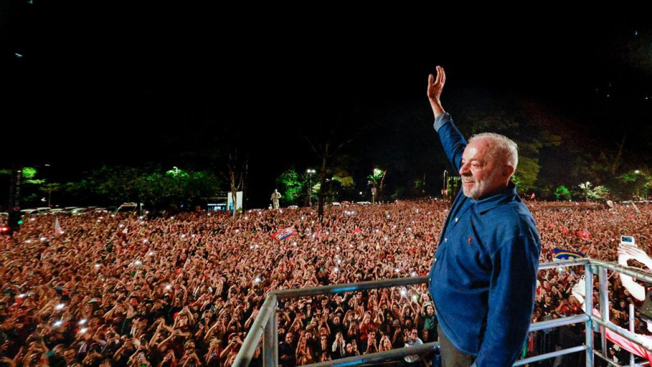 Urna eletrônica com cédulas sendo inseridas durante a eleição presidencial de 2026