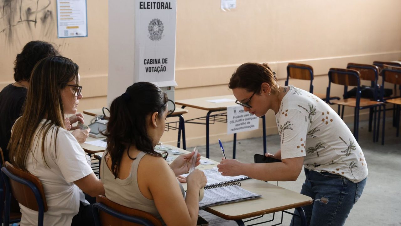 Eleitor brasileiro em frente a urna eletrônica no segundo turno das eleições de 2026