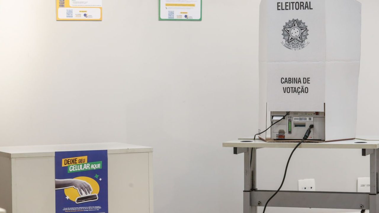 Eleitor consultando local de votação no aplicativo e‑Título