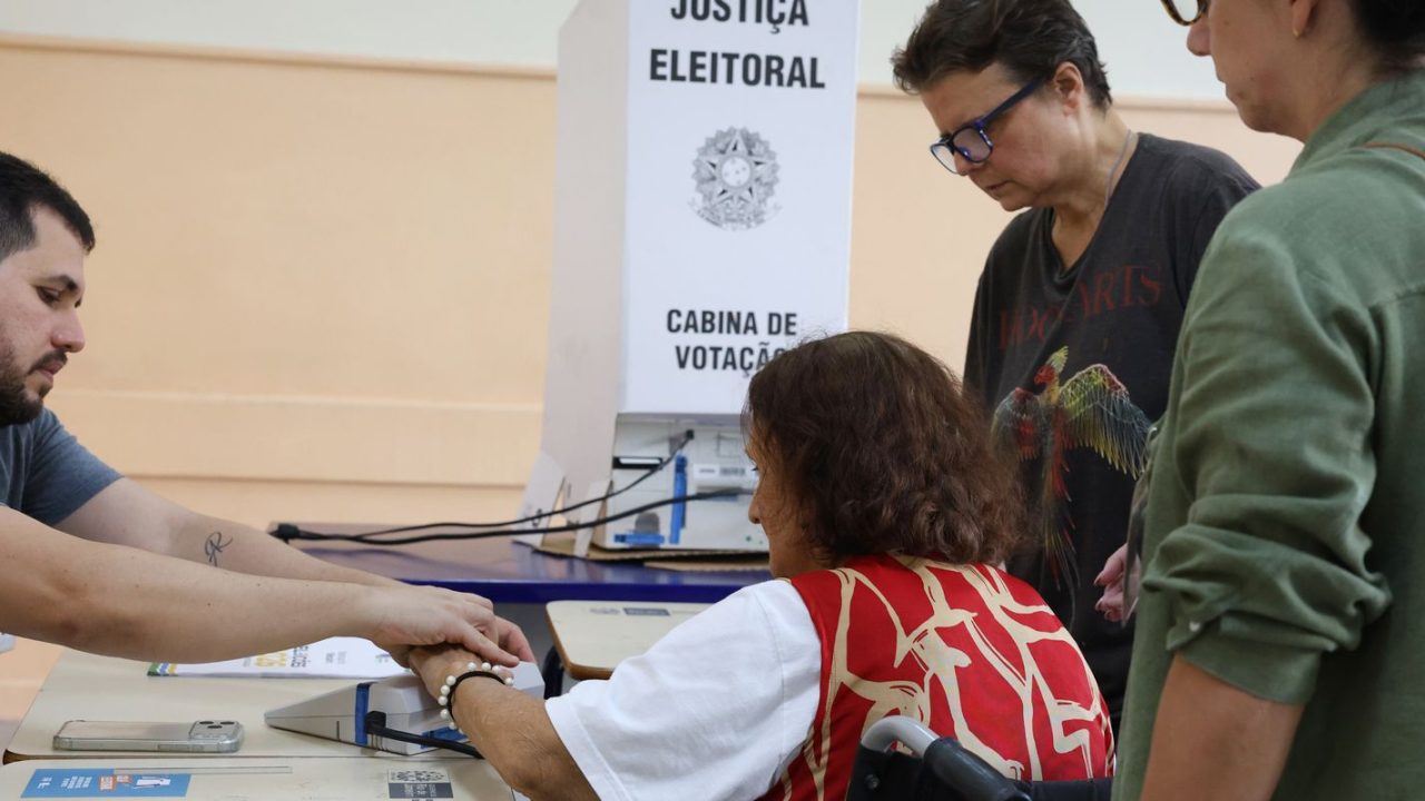 Eleitores com mais de 70 anos nas filas de votação em 2026