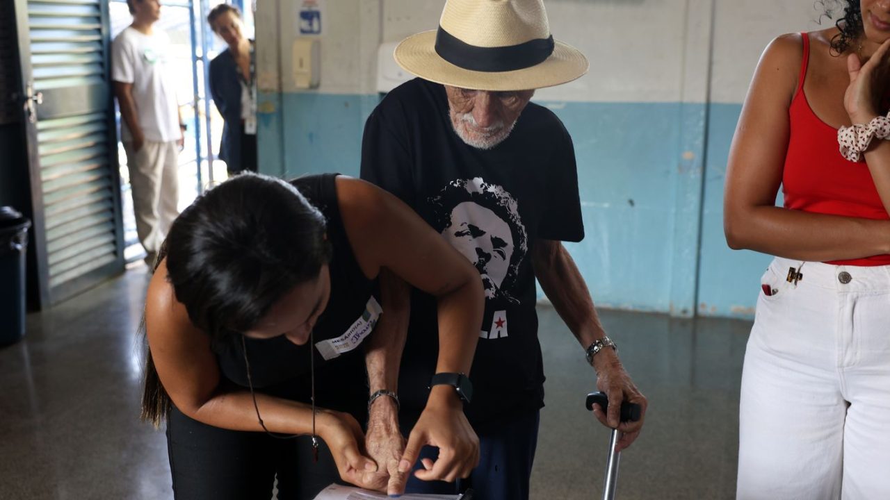 Eleitores de diferentes idades nas filas das urnas em Brasília