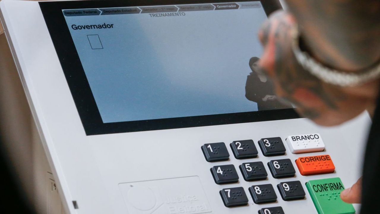 Eleitor conferindo local de votação em dispositivo móvel