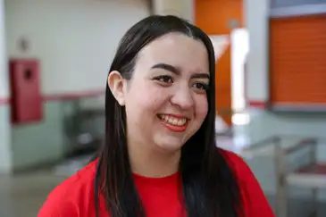 Brasília (DF) 25/10/2026 Eleitores chegam para votar em colégio da Cidade Estrutural, Região Administrativa de Brasília. A estudante Bruna Teresa de Souza Neto, fala com a Agência Brasil