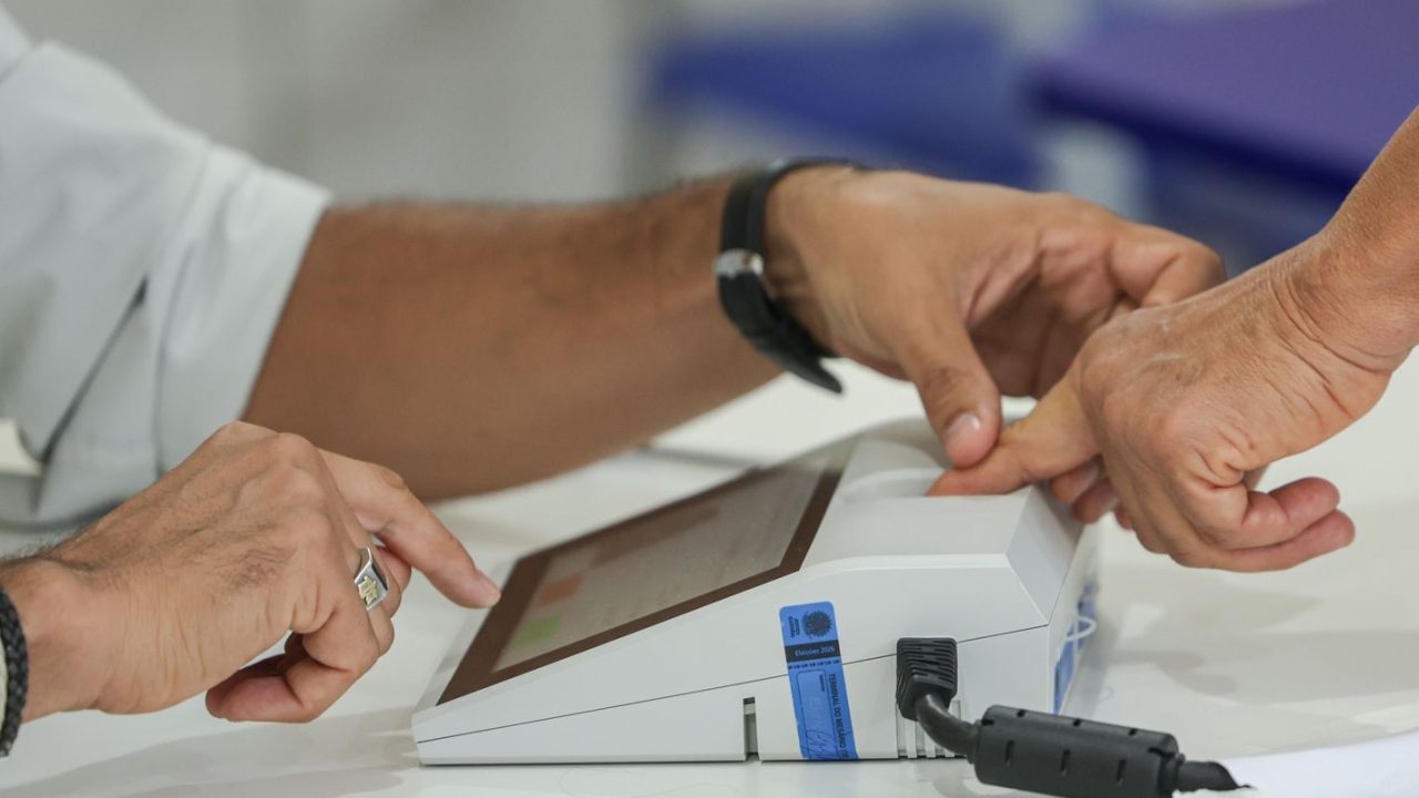 Eleitores em frente a uma urna eletrônica durante a votação presidencial