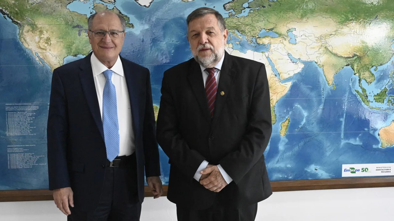 Candidatos Luiz Inácio Lula da Silva e Flávio Bolsonaro em campanha eleitoral