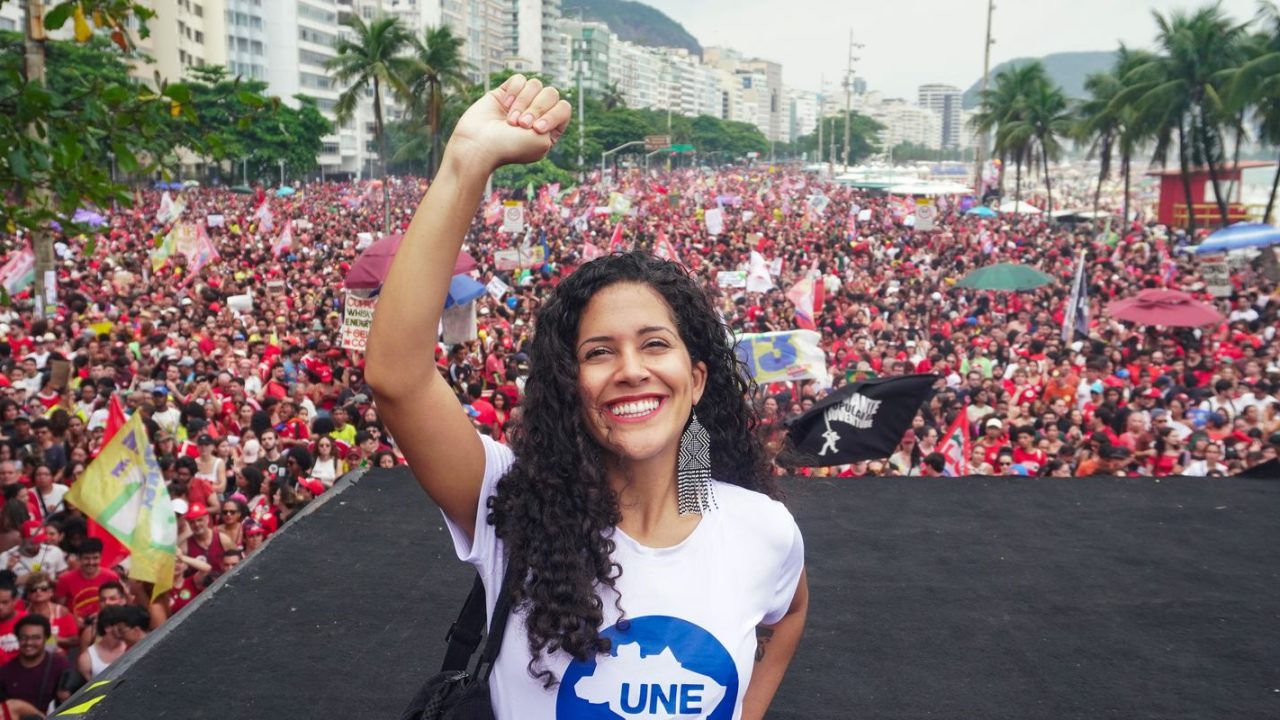 Manifestação de estudantes nas ruas do Rio de Janeiro em apoio à democracia