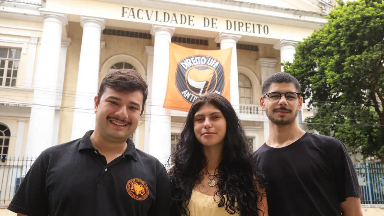Estudantes da UFF protestando em Niterói com cartazes e bandeira antifascista