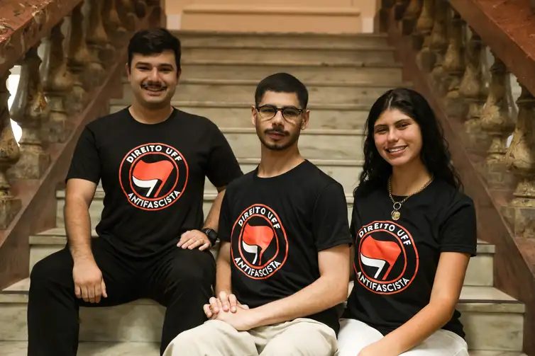 Rio de Janeiro (RJ), 29/10/2026 – Os estudantes de direito da Universidade Federal Fluminense (UFF), Simão Gabriel, João Paulo Pimenta e Valentina Cruz posam para