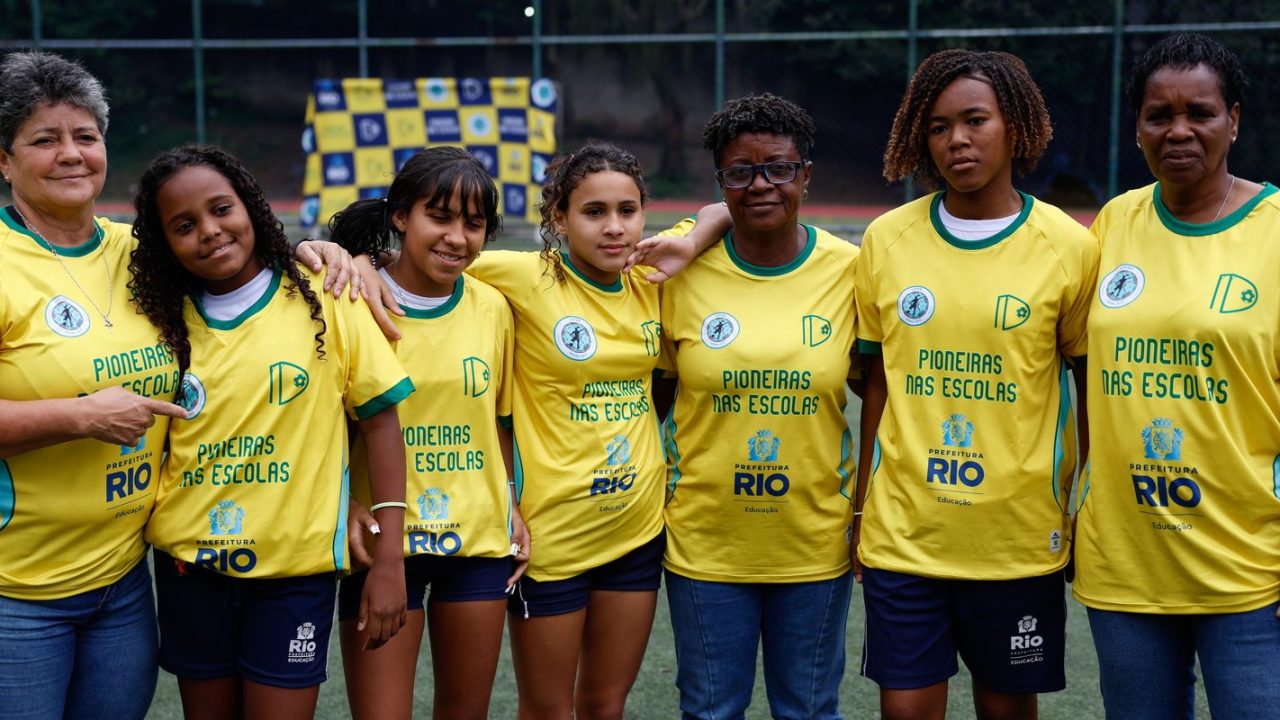 Ex-jogadoras da seleção brasileira conversando com alunas na Escola Juan Antonio Samaranch