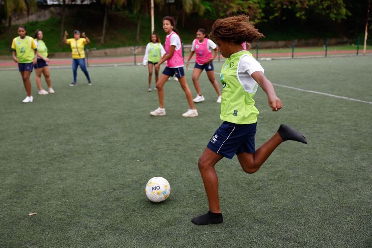 Rio de Janeiro (RJ), 21/10/2026 – Ex-jogadoras da seleção brasileira feminina de futebol Marisa, Fia e Pelé participam de atividades com alunas da rede pública de ensino na Escola Municipal Juan Antônio Samaranch, com o projeto Pioneiras nas Escolas.