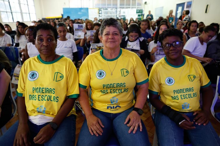 Rio de Janeiro (RJ), 21/10/2026 – Ex-jogadoras da seleção brasileira feminina de futebol Marisa, Fia e Pelé participam de atividades com alunas da rede pública de ensino na Escola Municipal Juan Antônio Samaranch, com o projeto Pioneiras nas Escolas.