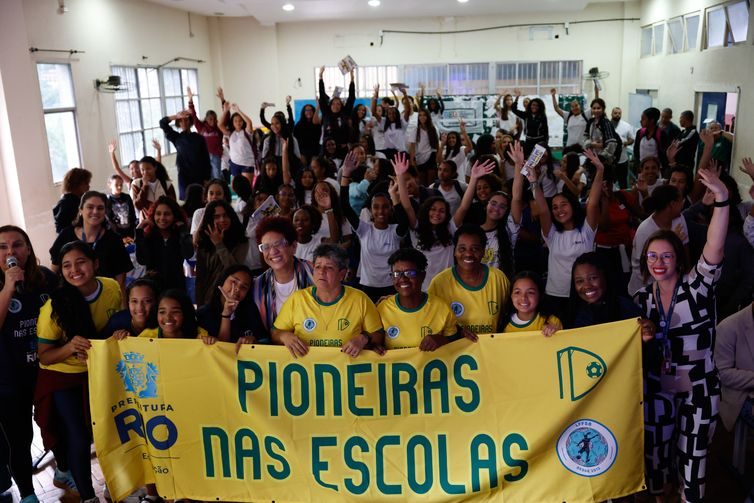Rio de Janeiro (RJ), 21/10/2026 – Ex-jogadoras da seleção brasileira feminina de futebol Marisa, Fia e Pelé participam de atividades com alunas da rede pública de ensino na Escola Municipal Juan Antônio Samaranch, com o projeto Pioneiras nas Escolas.
