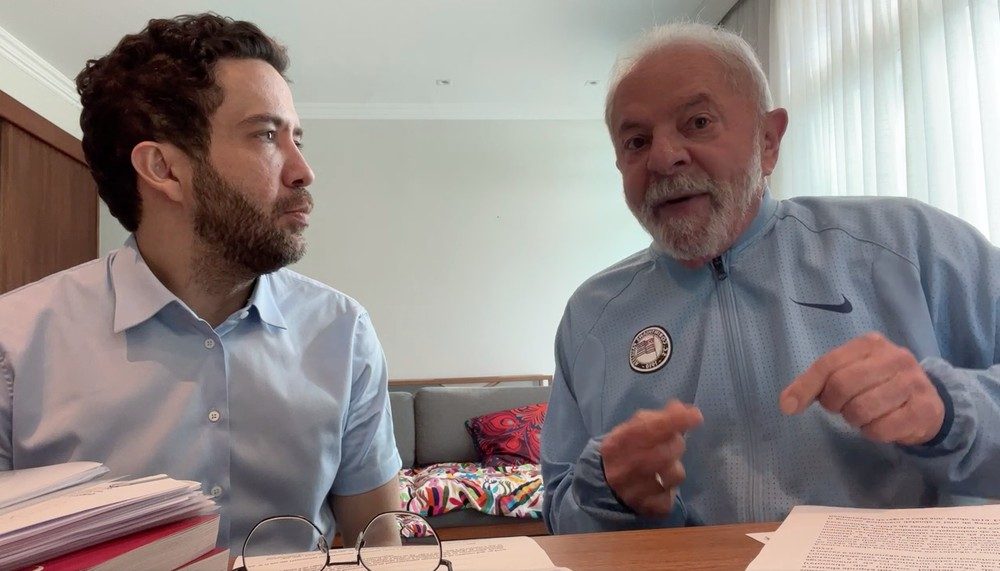 O deputado federal André Janones e o ex-presidente Lula em transmissão ao vivo neste sábado (13).