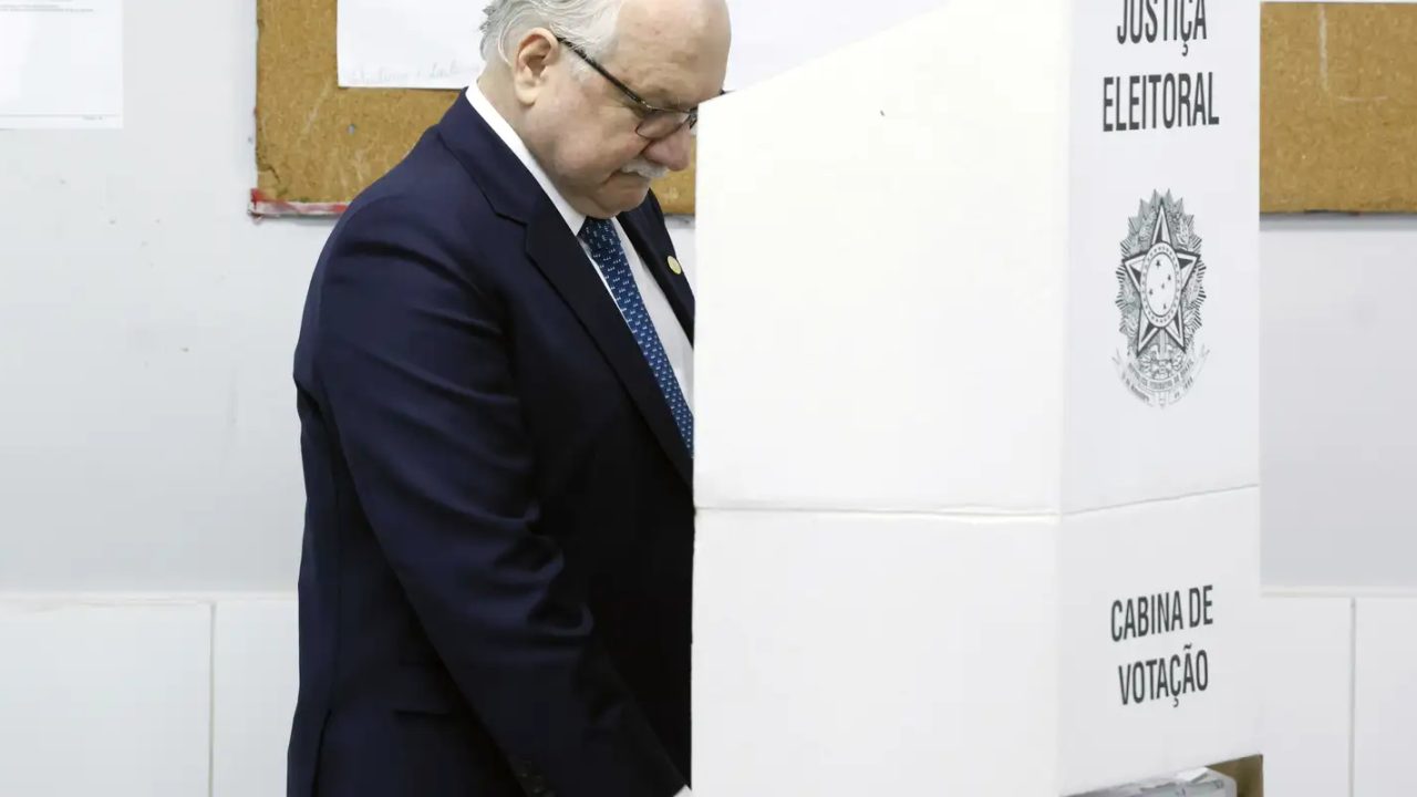 Ministro Edson Fachin falando à imprensa após votar na Asa Sul, Brasília