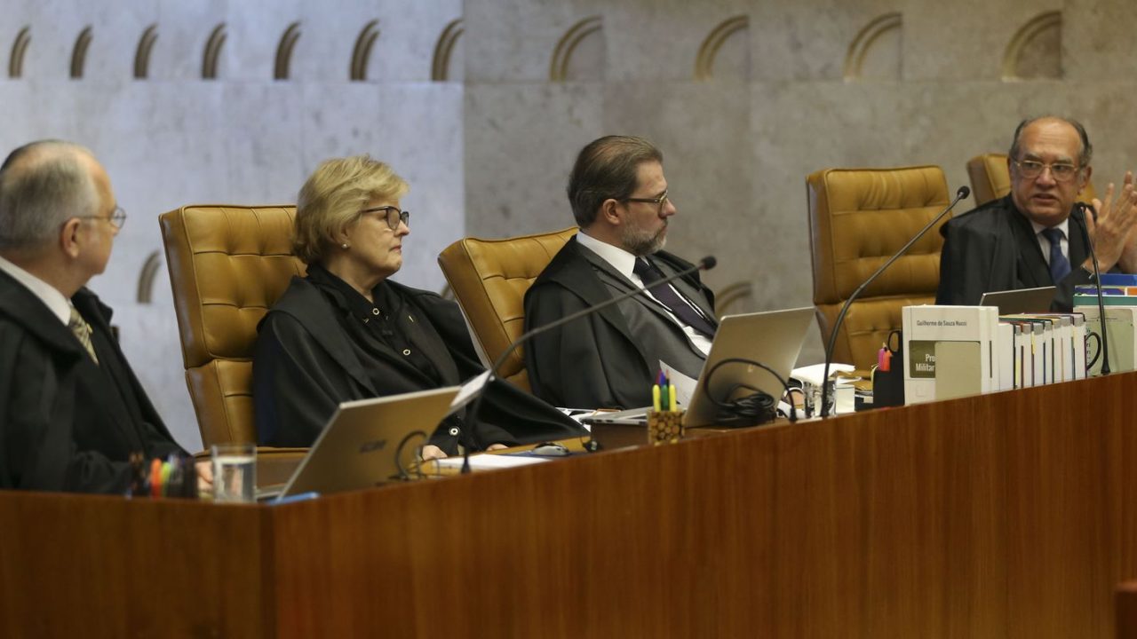 Luiz Edson Fachin em Brasília votando nas eleições