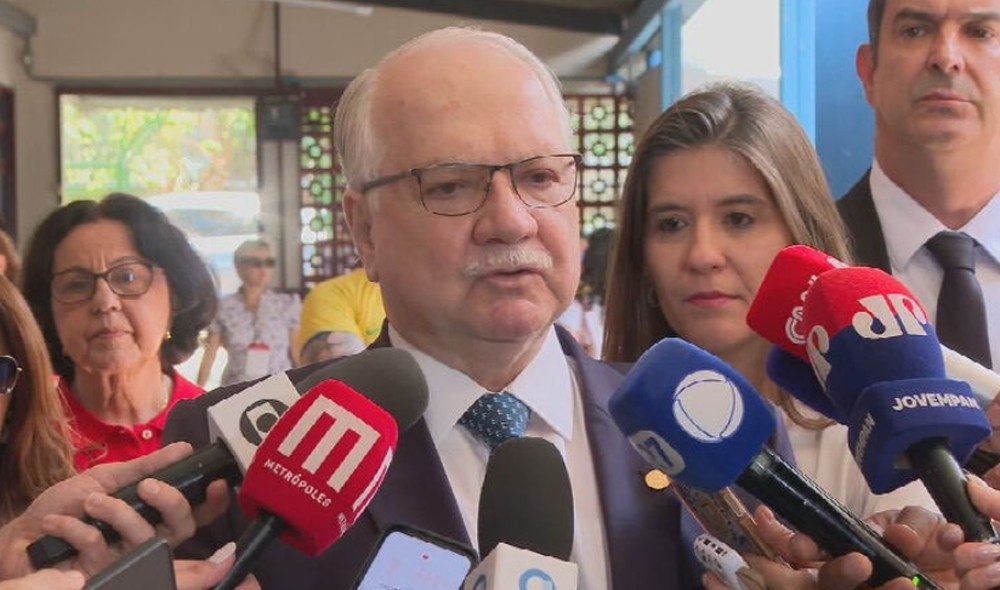 Edson Fachin vota na Asa Sul.