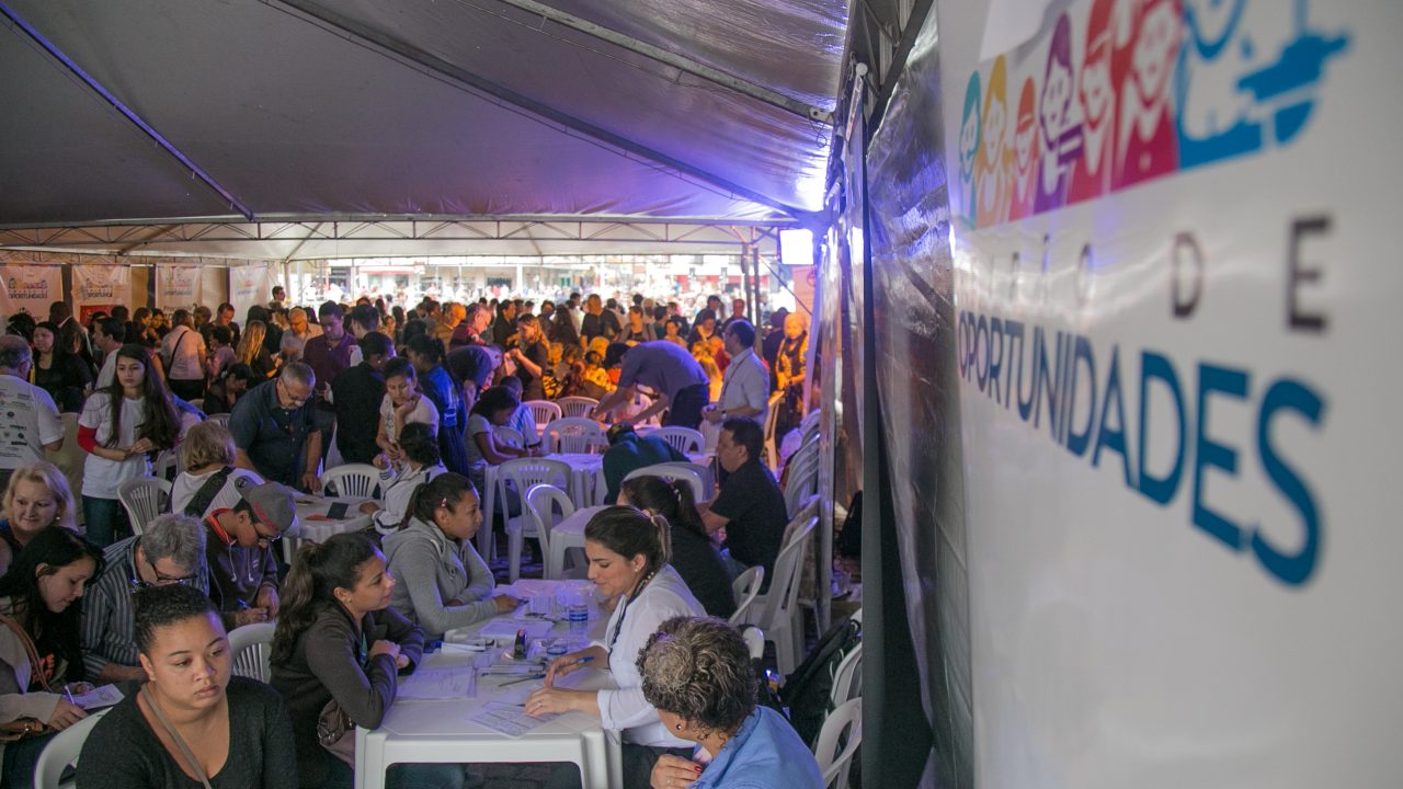 Pessoas buscando vagas no Feirão de Empregos no Centro de Referência das Juventudes, BH
