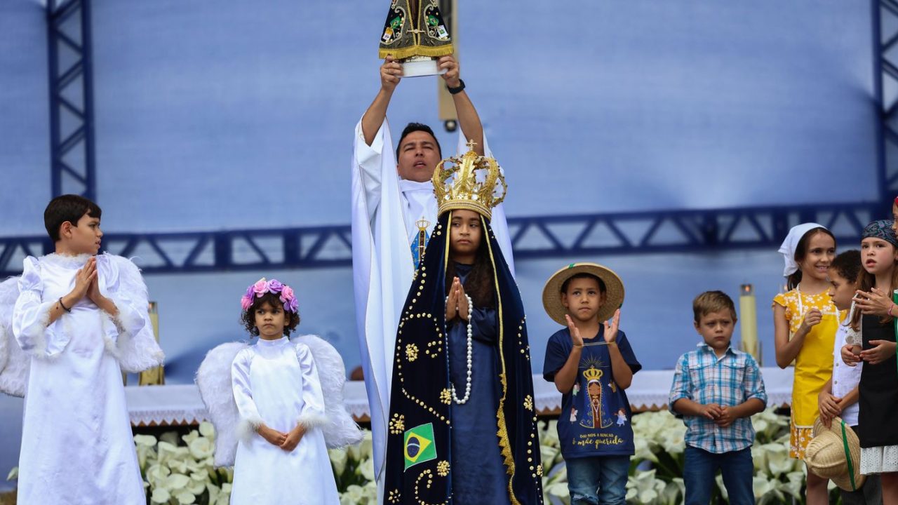 Imagem da estátua de Nossa Senhora Aparecida, padroeira do Brasil, em celebração ao feriado nacional