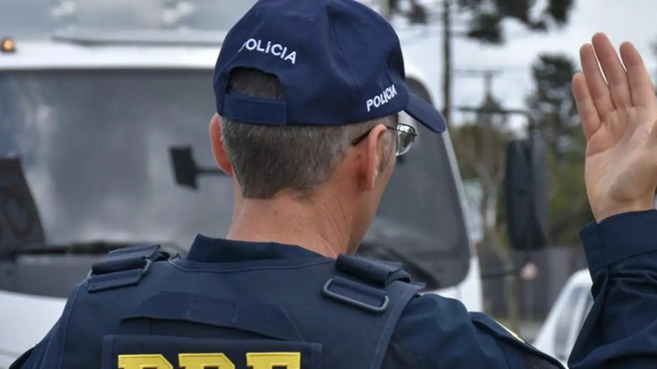 Rodovia com tráfego intenso durante o feriado de Nossa Senhora Aparecida