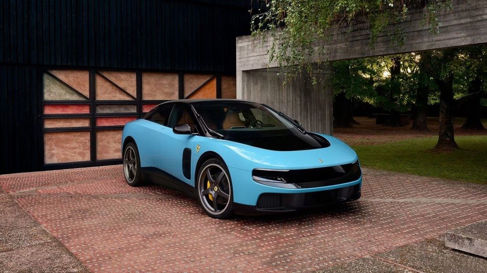 Ferrari também causou polêmica com seu carro elétrico, o Luce.