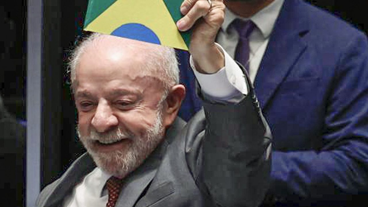 Plenário do Congresso Nacional com deputados aprovando a PEC que altera a jornada de trabalho
