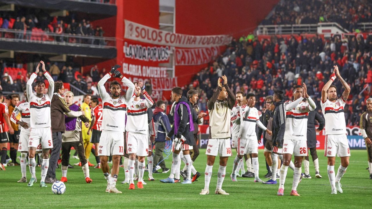 Jogadores do Flamengo e Estudiantes disputando a bola no Estádio Jorge Luis Hirschi, La Plata