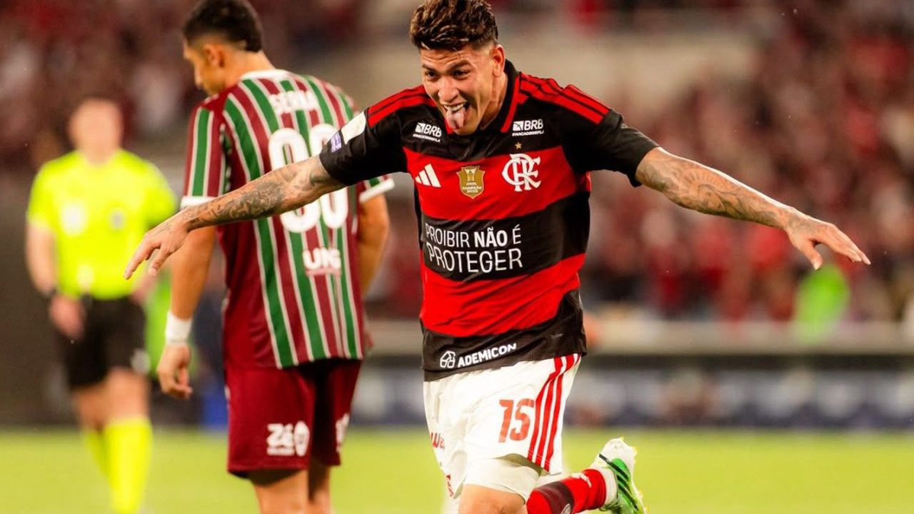 Jogadores do Flamengo comemorando gol no Maracanã