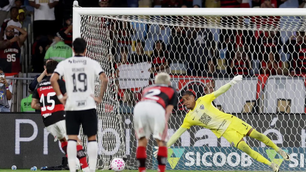 Jogadores do Flamengo comemorando gol nos acréscimos contra o Atlético-MG no Maracanã