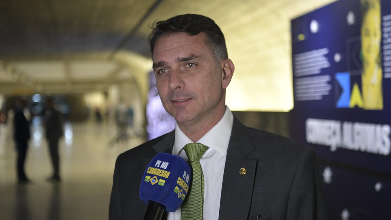 Flávio Bolsonaro em evento com prefeitos em São Paulo