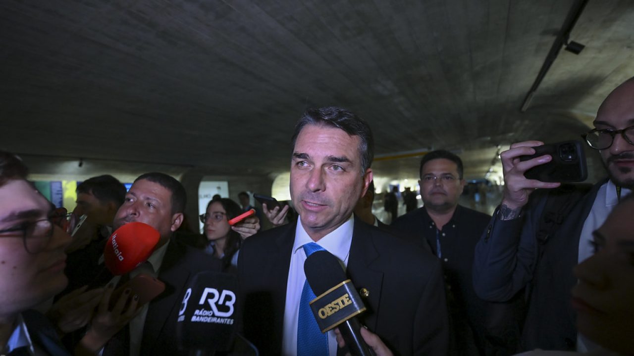 Flávio Bolsonaro discursando em Brasília cercado por aliados após derrota nas eleições presidenciais de 2024