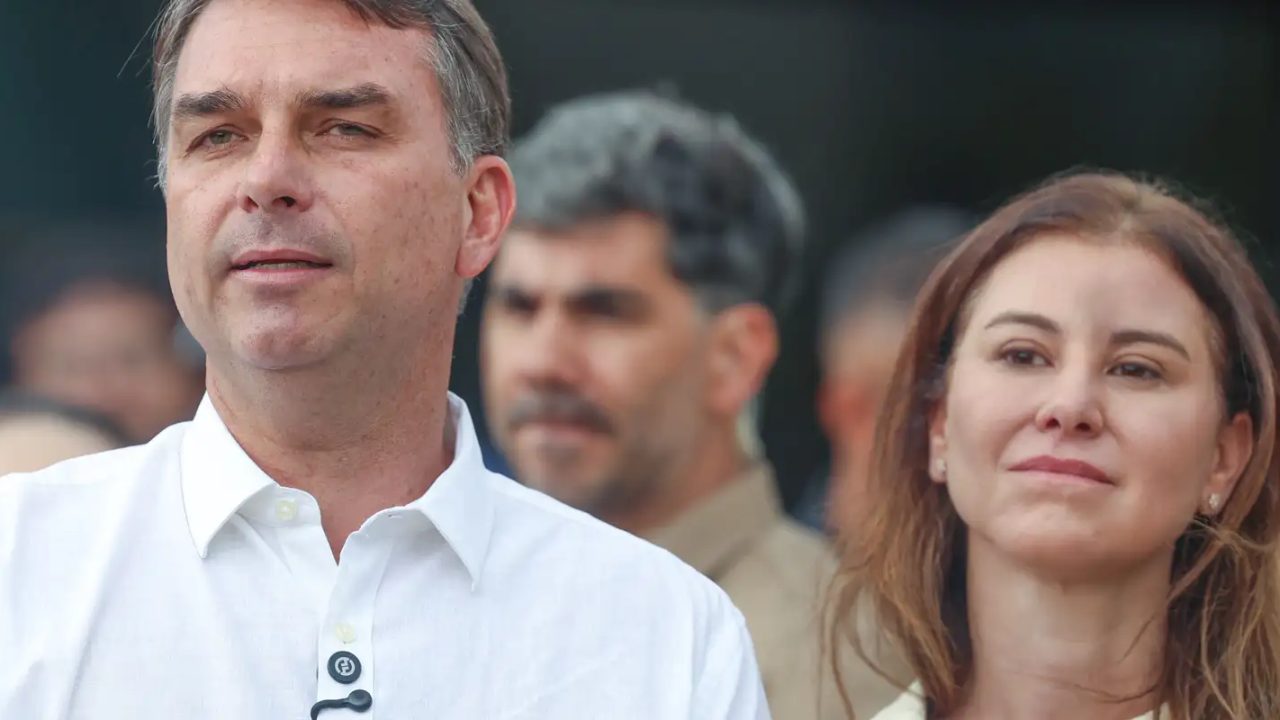 Flávio Bolsonaro participando de missa na Catedral de Brasília