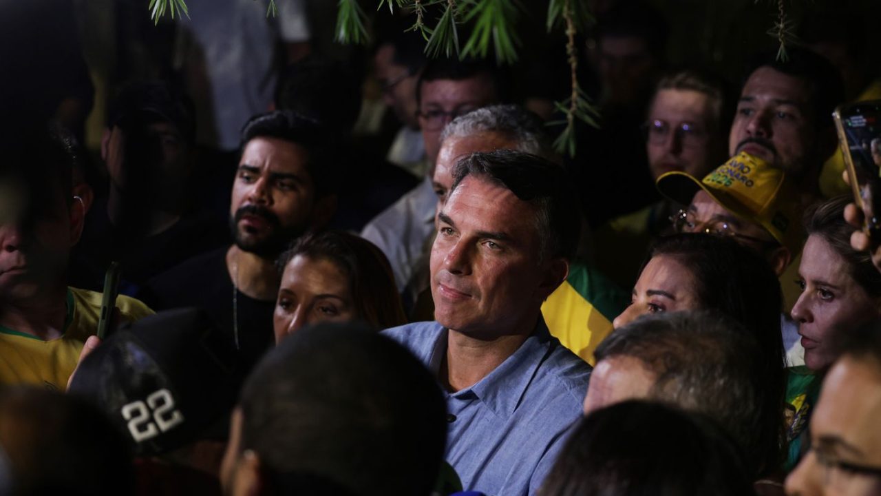 Flávio Bolsonaro e Luiz Inácio Lula da Silva em evento político