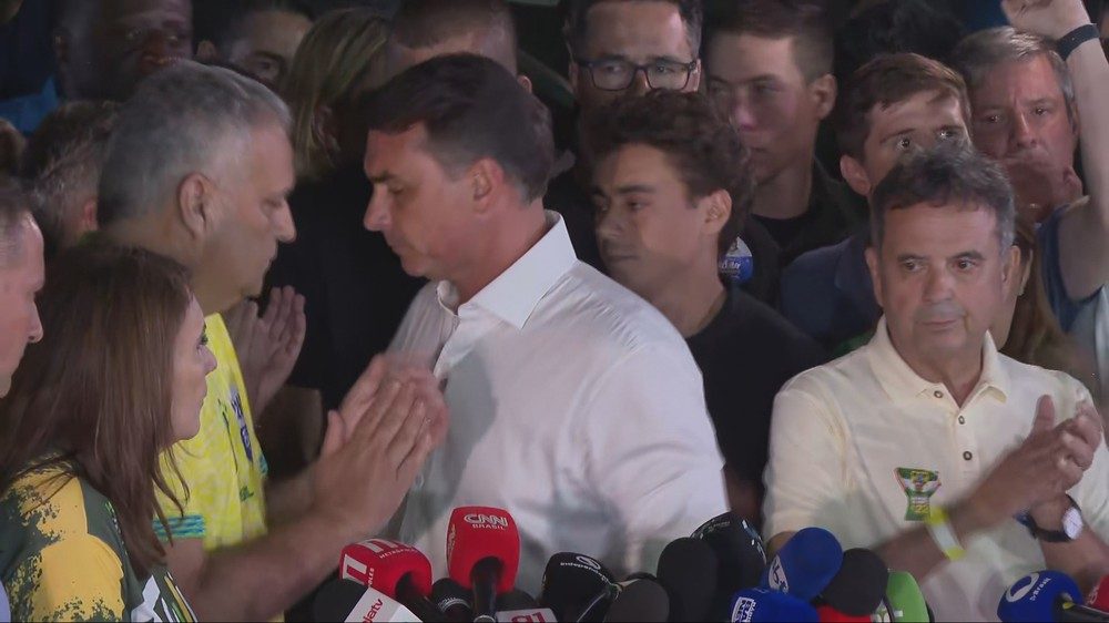 Flávio Bolsonaro após pronunciamento em que não reconhece derrota para Lula