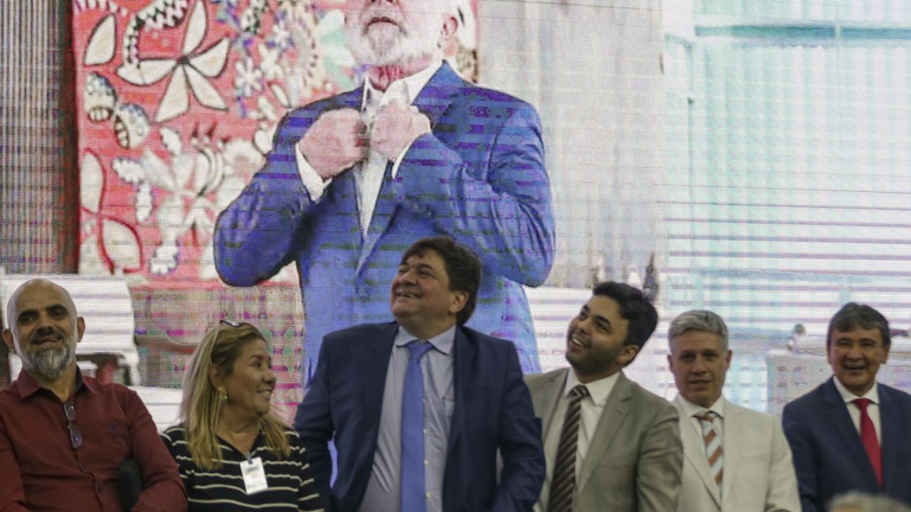 Flávio Bolsonaro em evento de campanha, ao lado de apoiadores