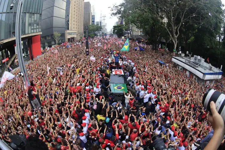 São Paulo (SP), 24/10/2026 - Presidente Lula encerra campanha das Eleições 2026 com caminhada na avenida Paulista.