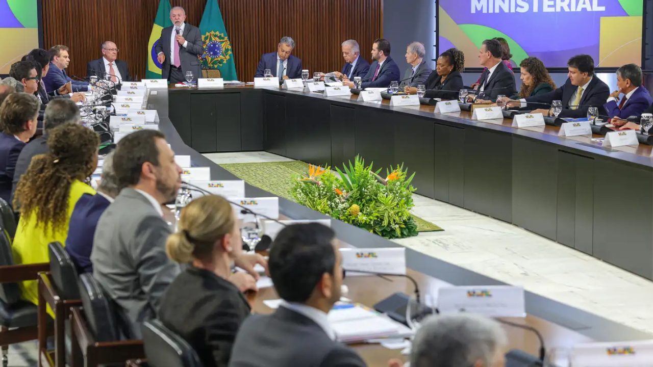 Flávio Bolsonaro entregando documento ao TSE
