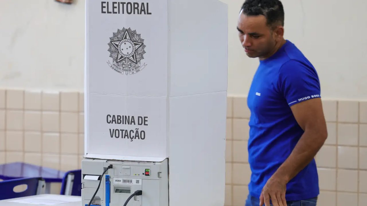 Eleitores nas filas de votação durante o segundo turno da eleição presidencial