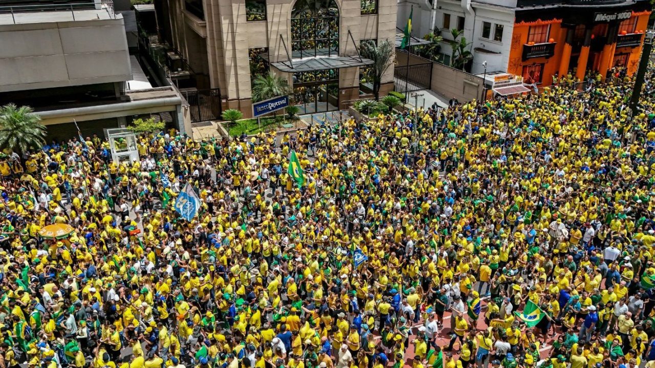 Flávio Bolsonaro discursando em ato na Avenida Paulista, São Paulo