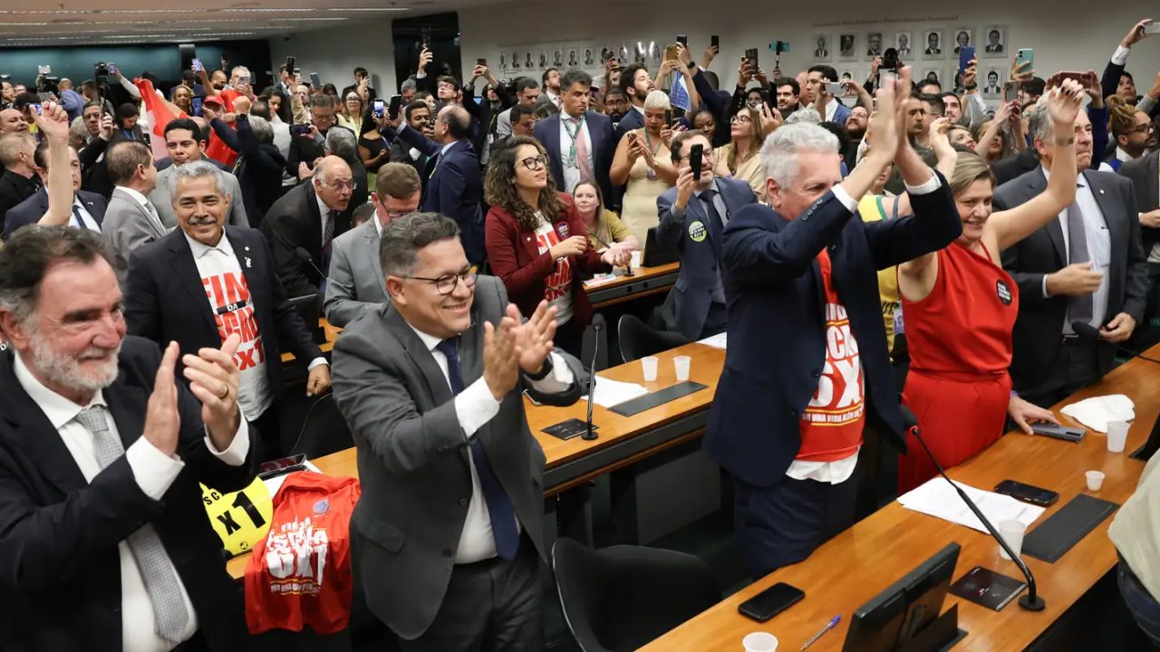 Flávio Bolsonaro discursando sobre proposta de horas trabalhadas