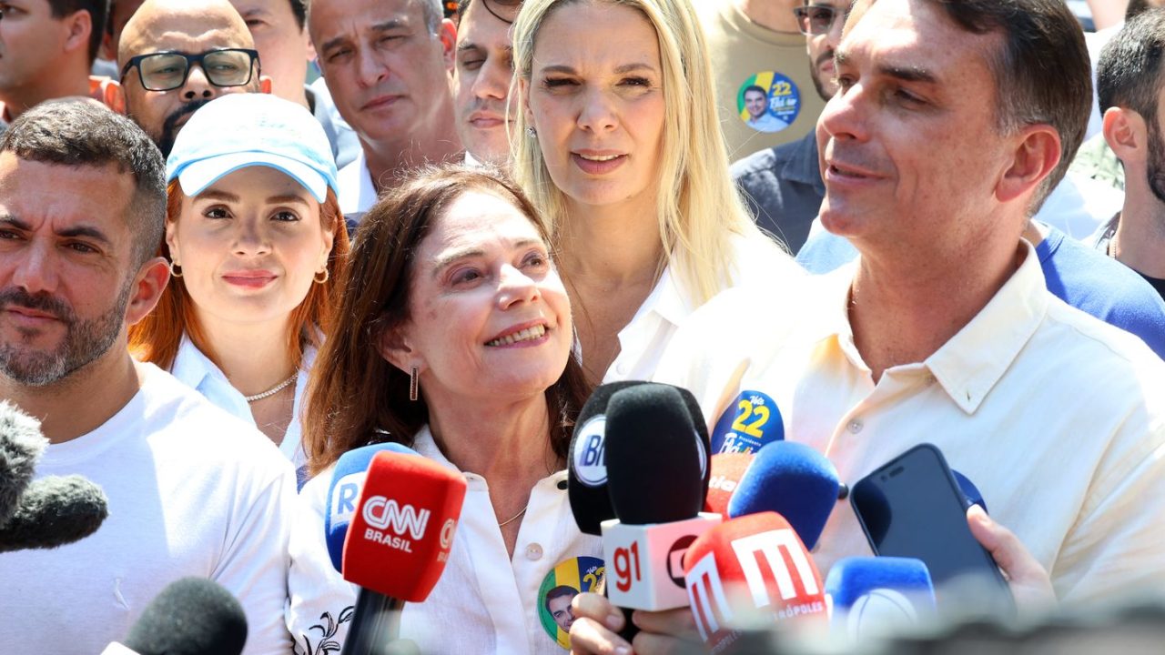 Flávio Bolsonaro em cima de um trio elétrico durante carreata em São Gonçalo