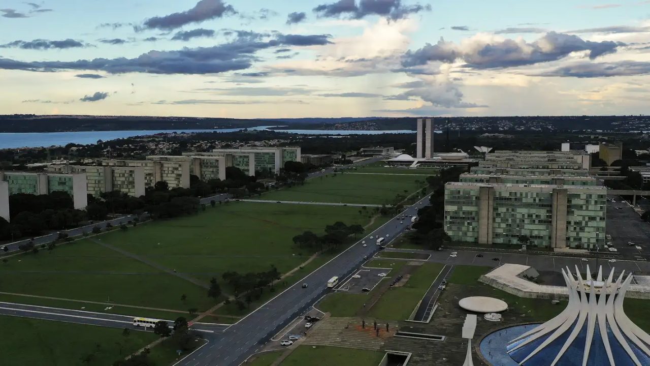 Flávio Bolsonaro e Luiz Inácio Lula da Silva em campanha