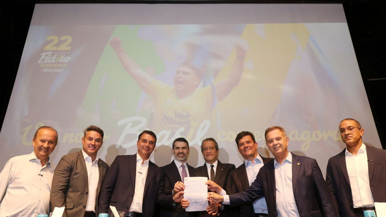 Flávio Bolsonaro em reunião com governadores eleitos em Brasília