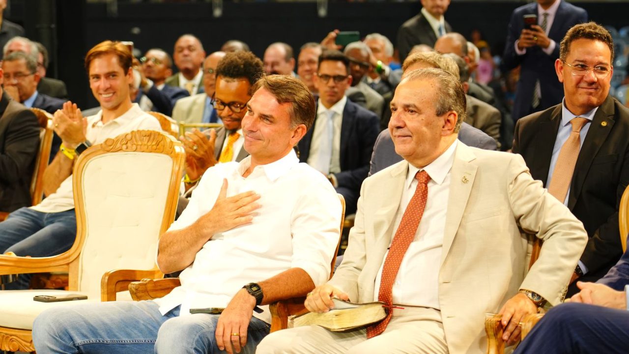 Flávio Bolsonaro em reunião com prefeitos e vereadores no centro de São Paulo