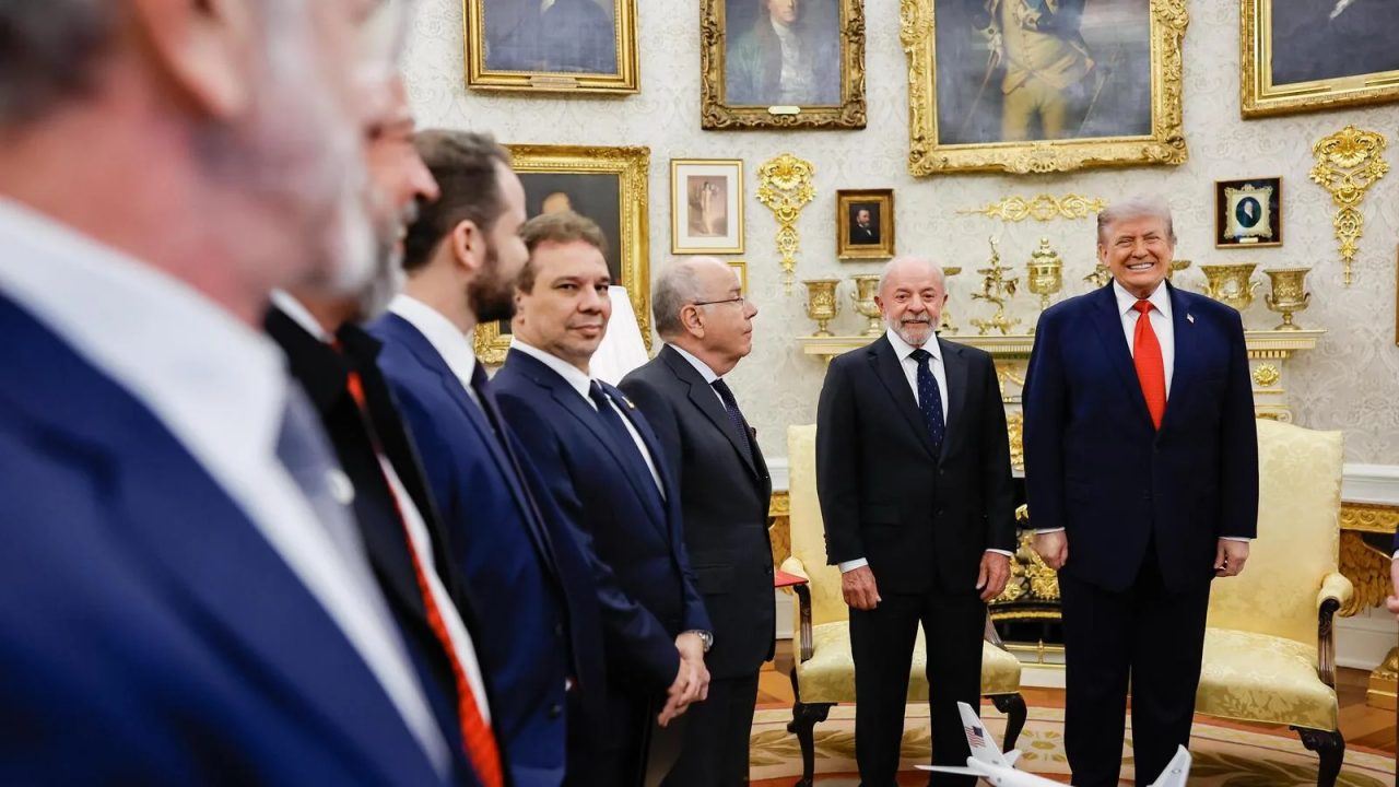Flávio Bolsonaro e Donald Trump apertando as mãos na Casa Branca
