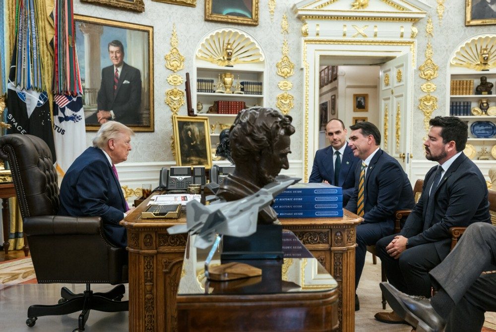 O presidente dos EUA, Donald Trump, conversa com Flávio Bolsonaro na Casa Branca.