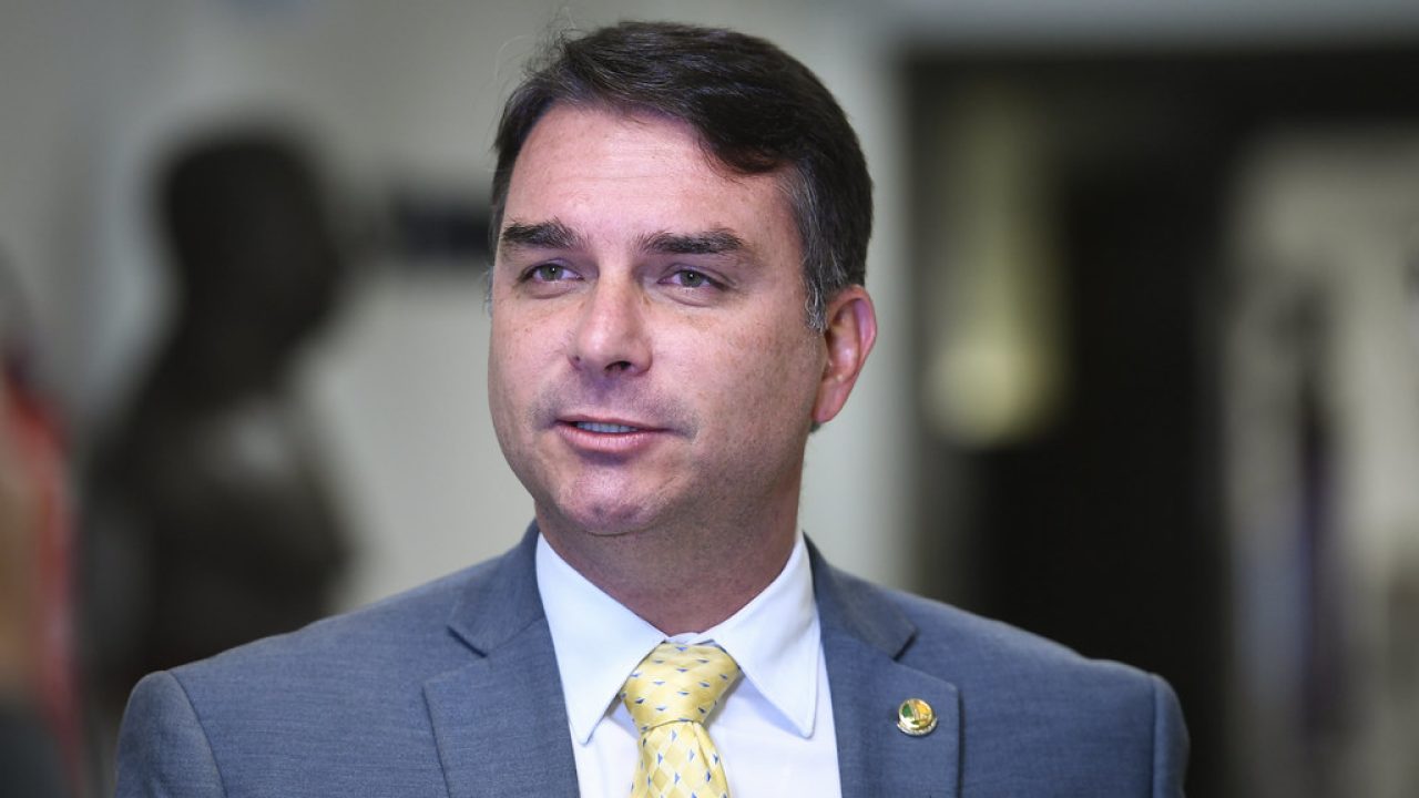 Flávio Bolsonaro recebendo imagem de Nossa Senhora Aparecida das mãos do Cardeal Paulo Cezar Costa em Brasília
