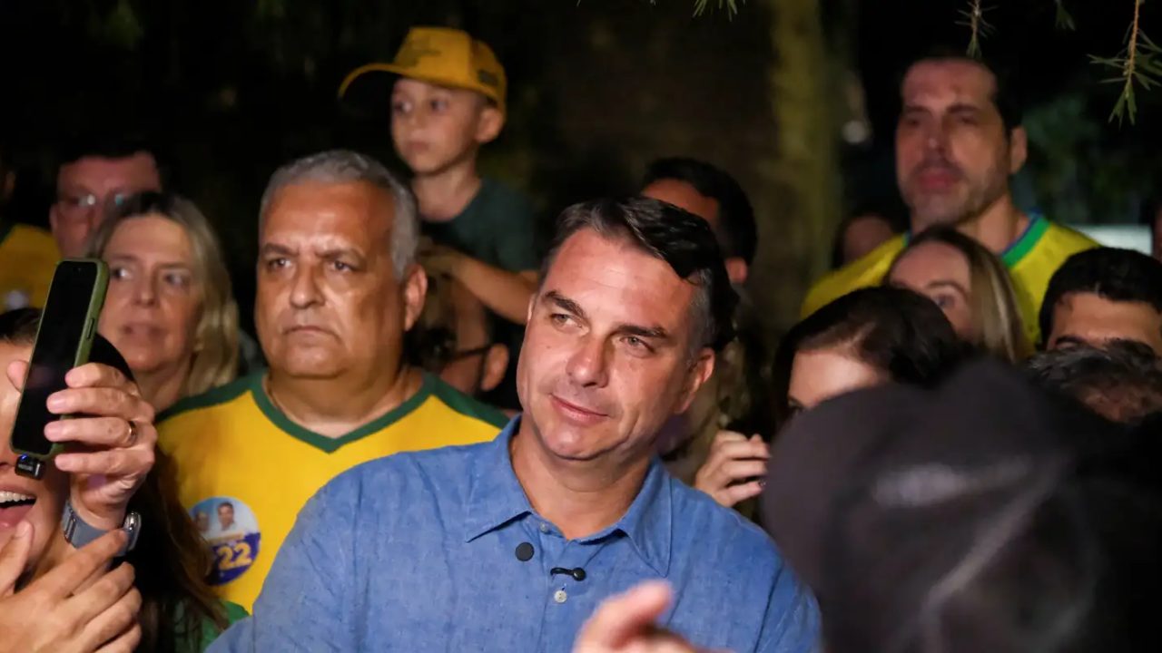 Flávio Bolsonaro abraça o pai Jair Bolsonaro durante visita em Brasília