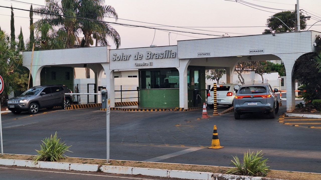 Flávio Bolsonaro chegando à residência de Jair Bolsonaro, que está em prisão domiciliar