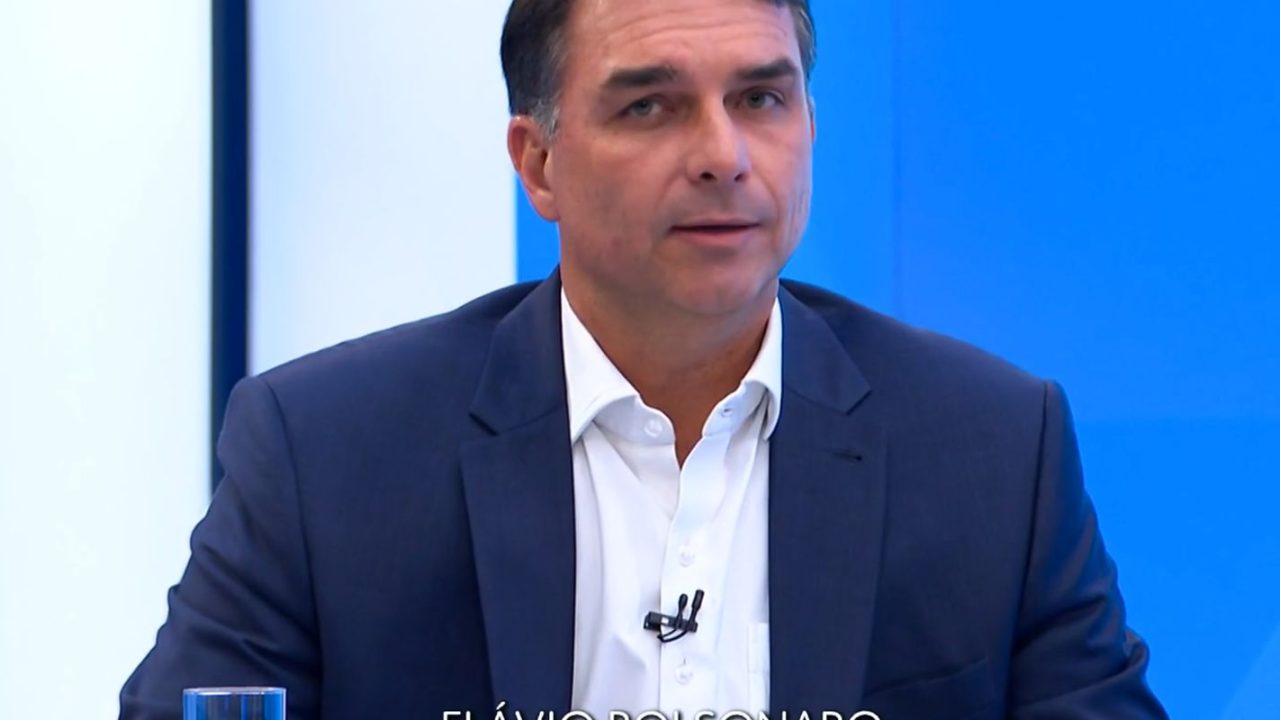 Flávio Bolsonaro diante da Escola Municipal Barão Homem de Melo, em Vila Isabel, Rio de Janeiro